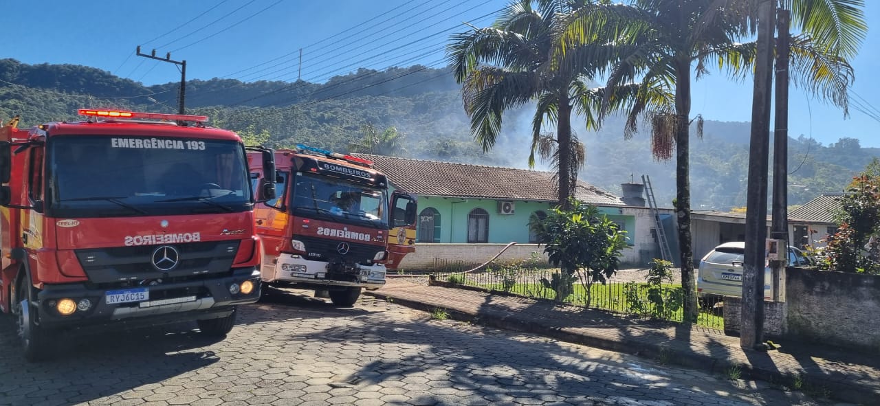 Bombeiros controlam incêndio em residência no bairro Fundo Canoas, em Rio do Sul