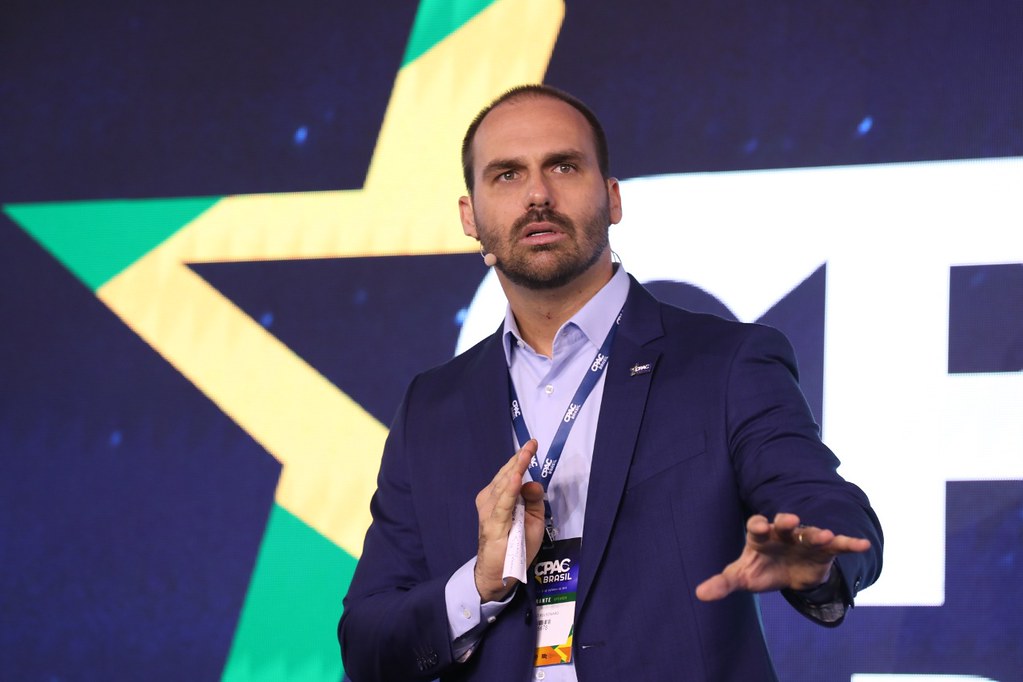 Eduardo Bolsonaro acusa aliados do PL de tentativa de exclusão de Jair Bolsonaro das eleições