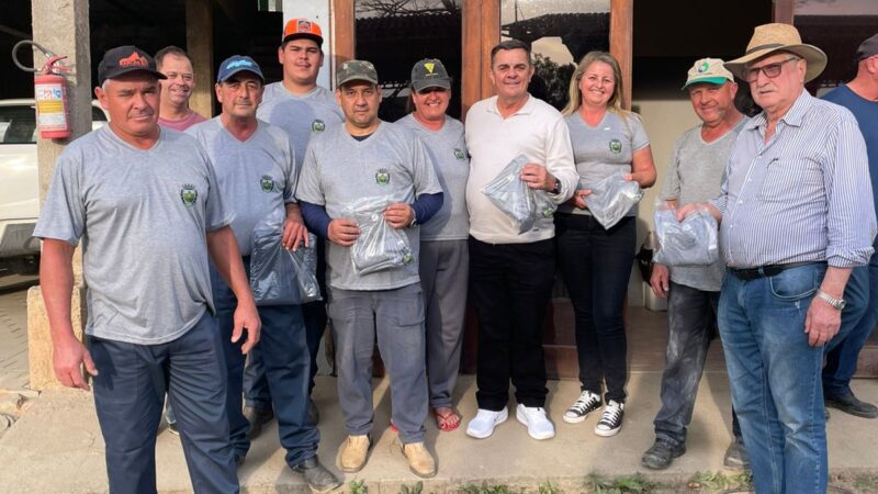 Prefeitura Realiza Entrega de Uniformes aos Servidores da Secretaria de Obras