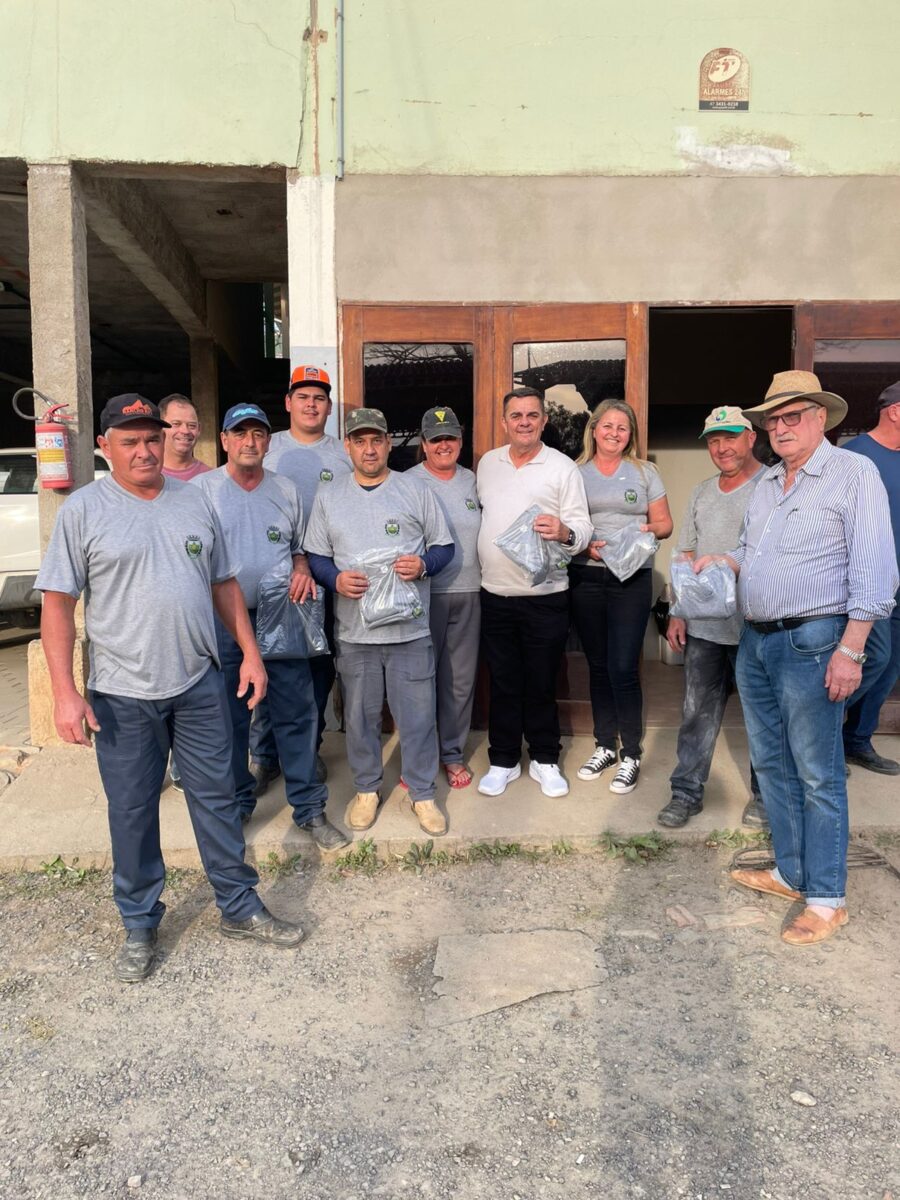 Prefeitura Realiza Entrega de Uniformes aos Servidores da Secretaria de Obras