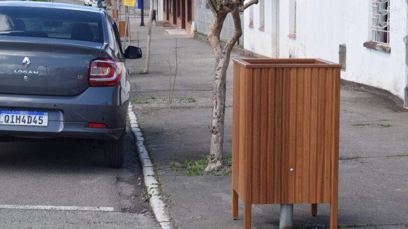 Prefeitura de Campo Alegre Instala Novas Lixeiras No Centro