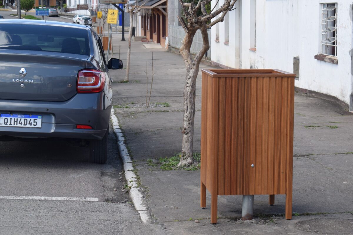 Prefeitura de Campo Alegre Instala Novas Lixeiras No Centro
