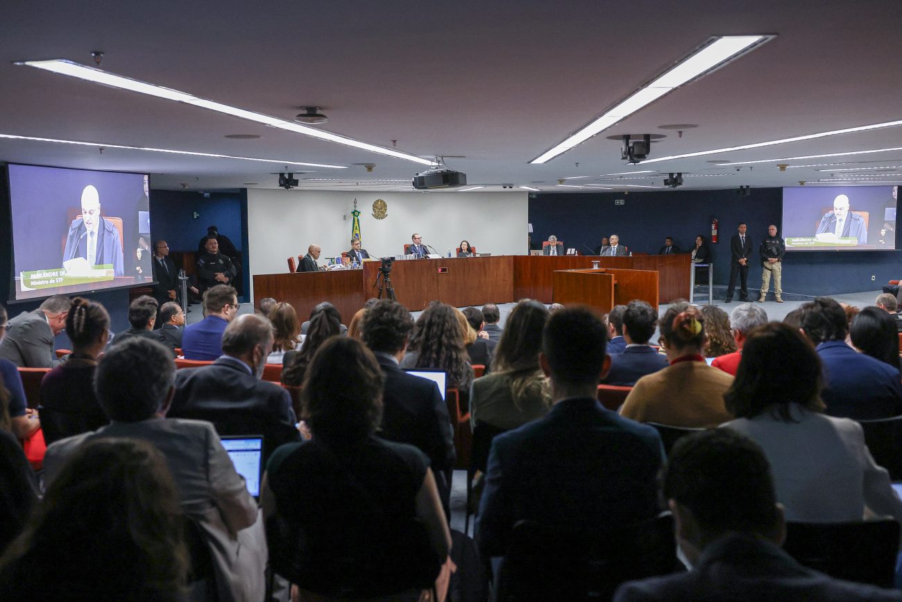 Julgamento de Bolsonaro: defesa nega participação de Ramagem contra sistema eleitoral