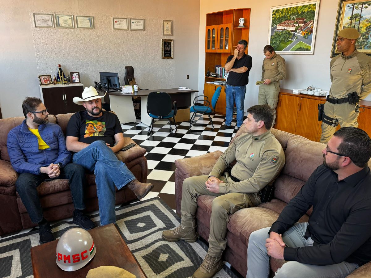 Zé Trovão e Jorge Seif entregam juntos viaturas para forças de segurança em Mafra e Campo Alegre