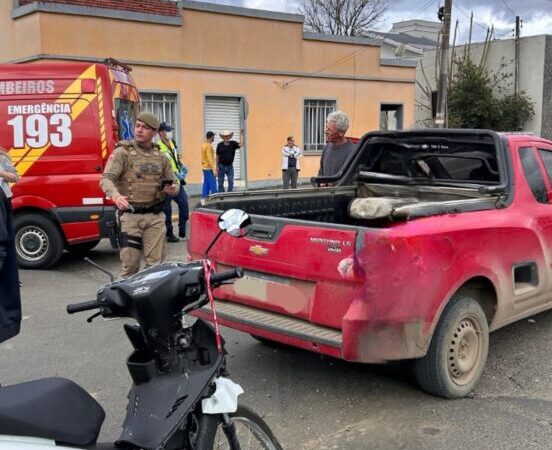 Jovem fica ferida em colisão entre carro e motocicleta no centro de Papanduva