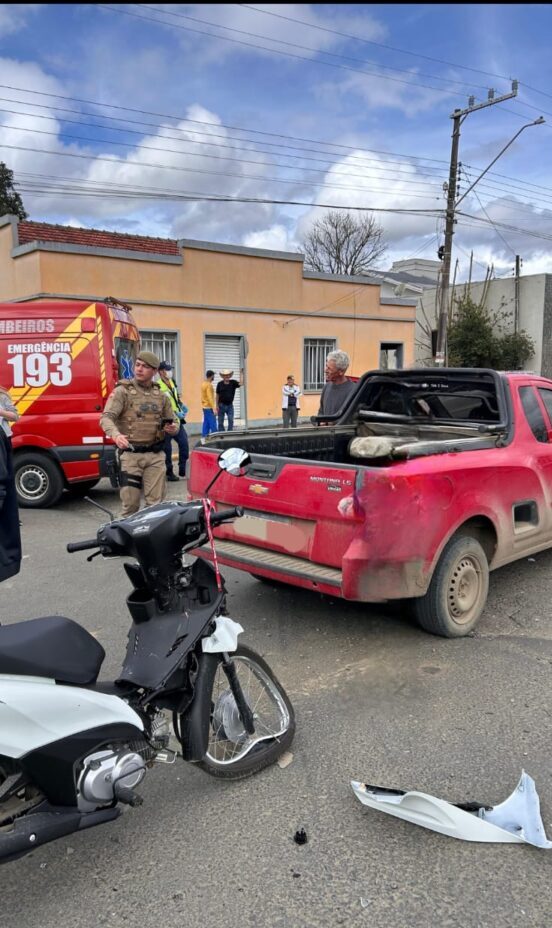 Jovem fica ferida em colisão entre carro e motocicleta no centro de Papanduva