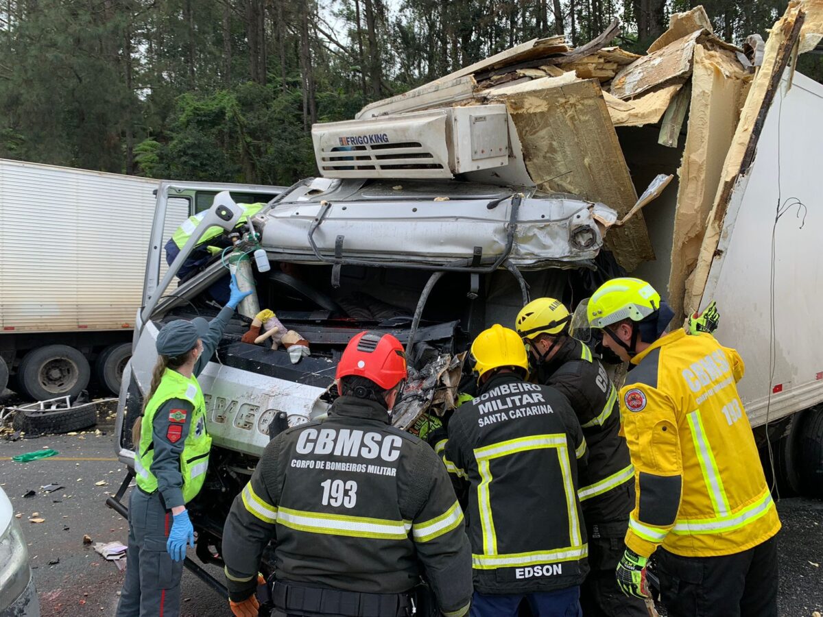 Bombeiros de Rio do Sul atendem grave acidente na BR-470