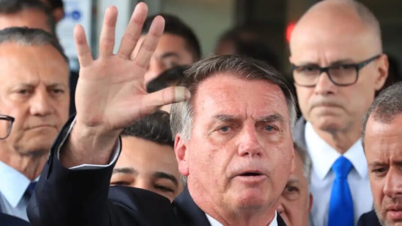 Defesa de Bolsonaro pede ao STF revogação da prisão domiciliar