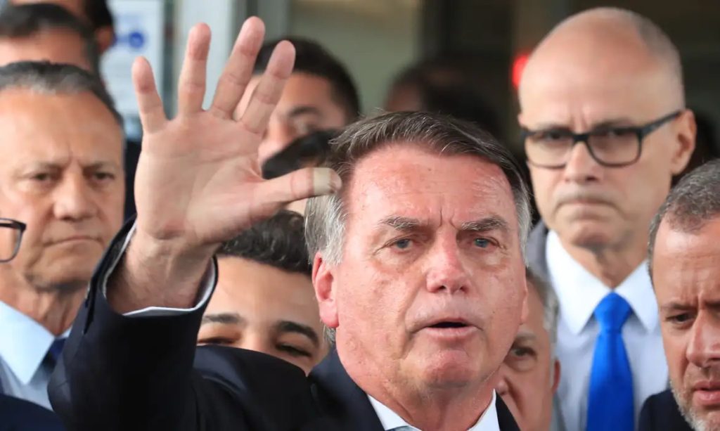 Defesa de Bolsonaro pede ao STF revogação da prisão domiciliar