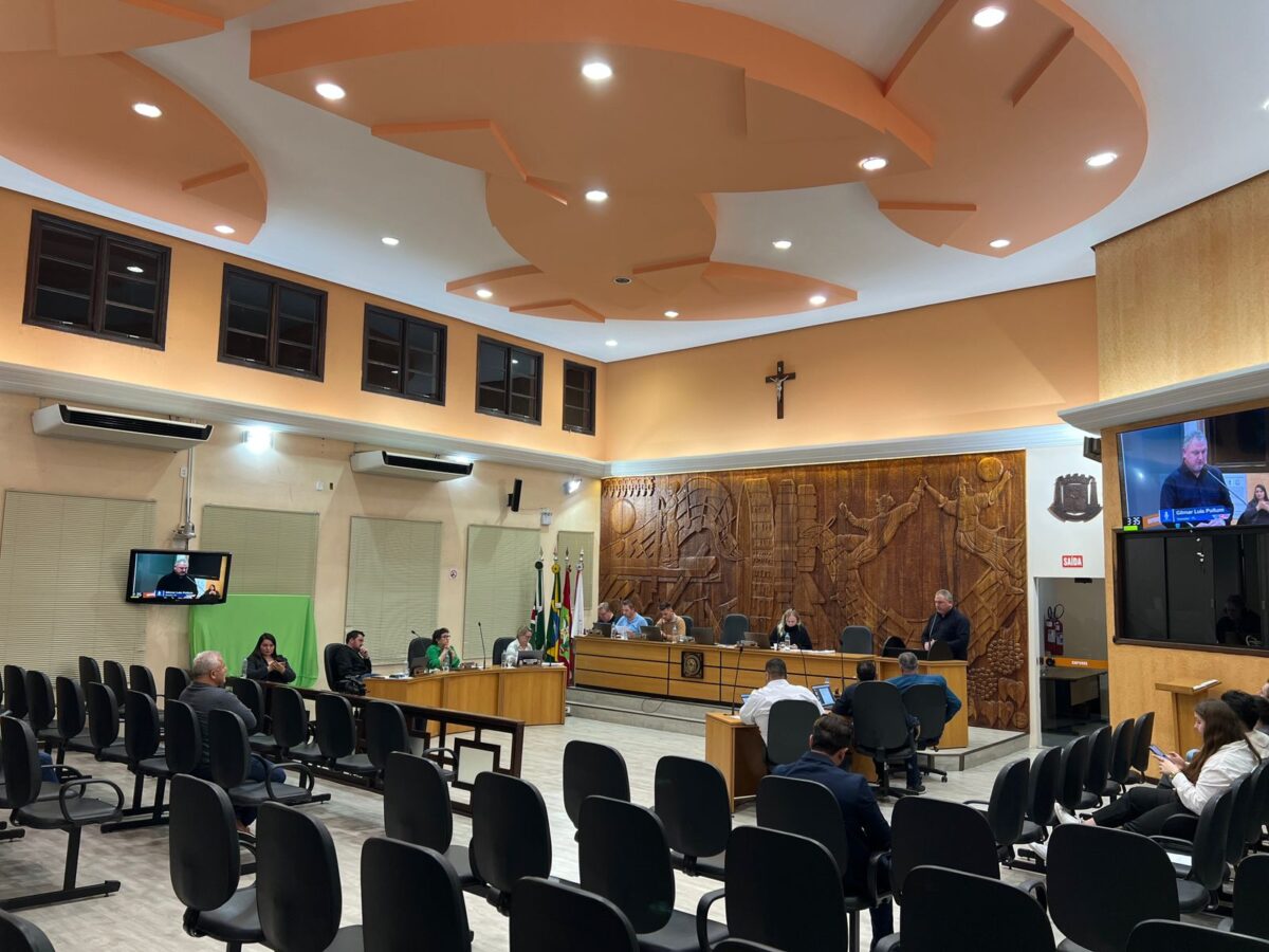 Comissão processante que investiga vereador é instituída em sessão