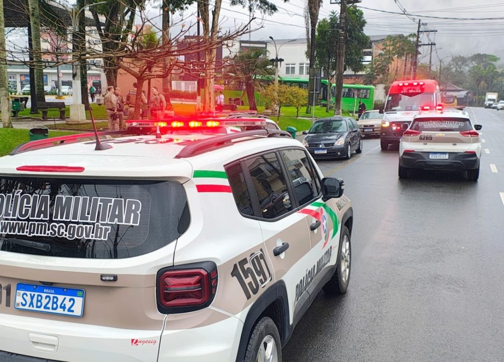 Suspeita de esfaquear mulher em briga é presa pela polícia em Jaraguá do Sul