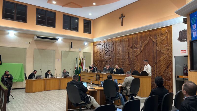 Vereadores votam mais projetos em sessão ordinária