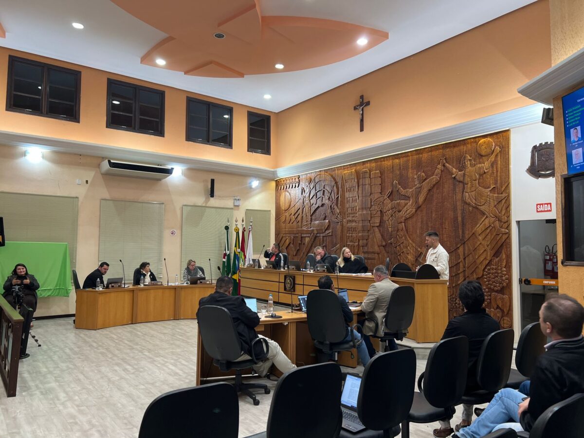 Vereadores votam mais projetos em sessão ordinária