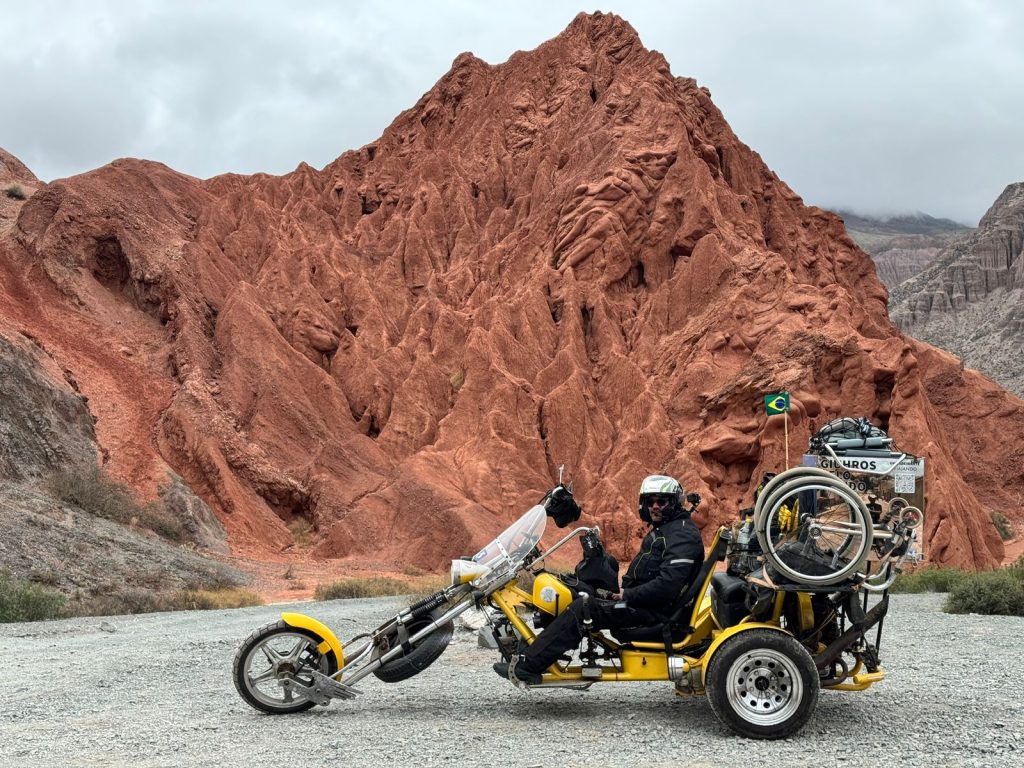 A vida em movimento: cadeirante conhece o mundo viajando em um triciclo