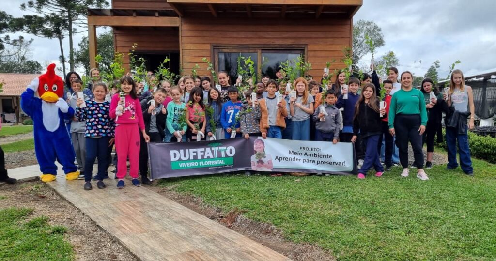 Alunos da Escola Maria Avelina de Oliveira Furtado, de Papanduva, participam de passeio educativo ao Viveiro Florestal Duffatto 
