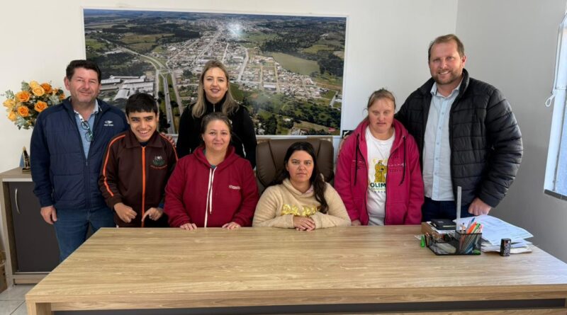 Alunos da APAE visitam o Gabinete do Prefeito em Papanduva