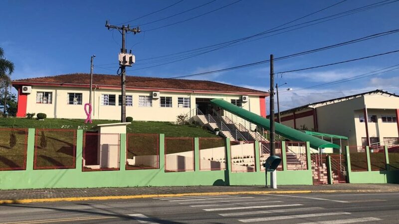 Adolescente é apreendido após ser flagrado com droga em escola