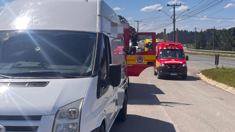Jovem fica ferida em colisão entre furgão e motocicleta na BR-280 em Mafra