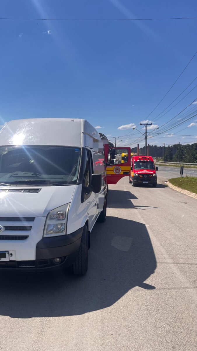 Jovem fica ferida em colisão entre furgão e motocicleta na BR-280 em Mafra