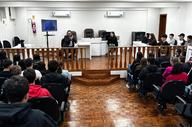 Estudantes aprendem mais sobre justiça e cidadania em visita ao Fórum de Tangará