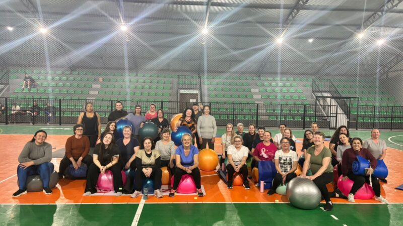 Aula de Pilates movimenta o ginásio de esportes do centro