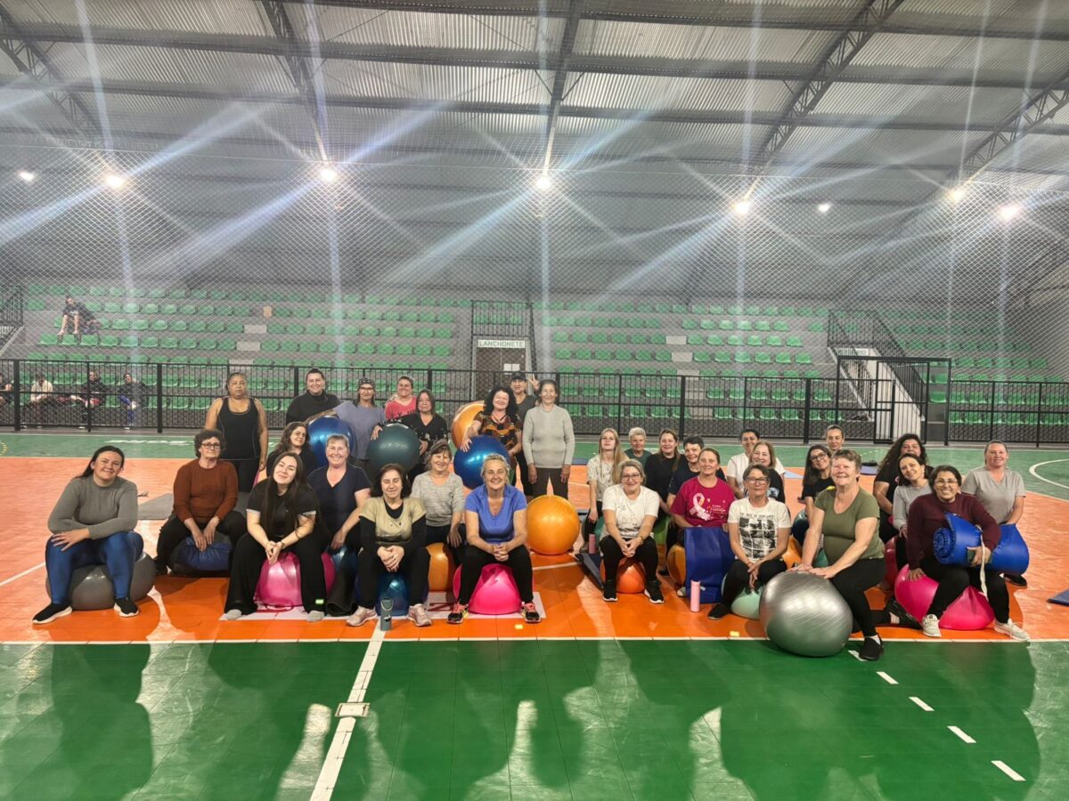 Aula de Pilates movimenta o ginásio de esportes do centro
