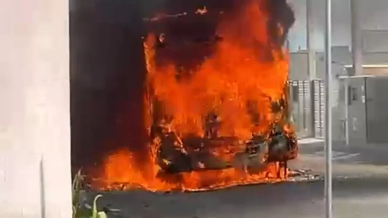 Ônibus pega fogo e mobiliza bombeiros em Navegantes