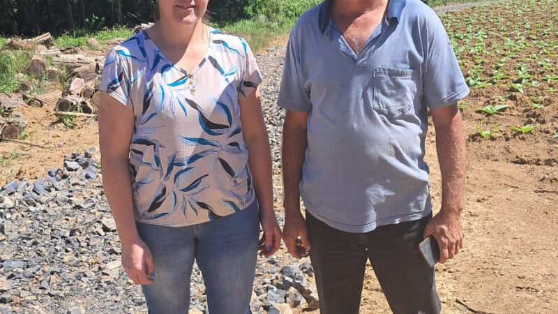 Vereadora apura denúncia e agricultor esclarece uso de pedras em propriedade rural