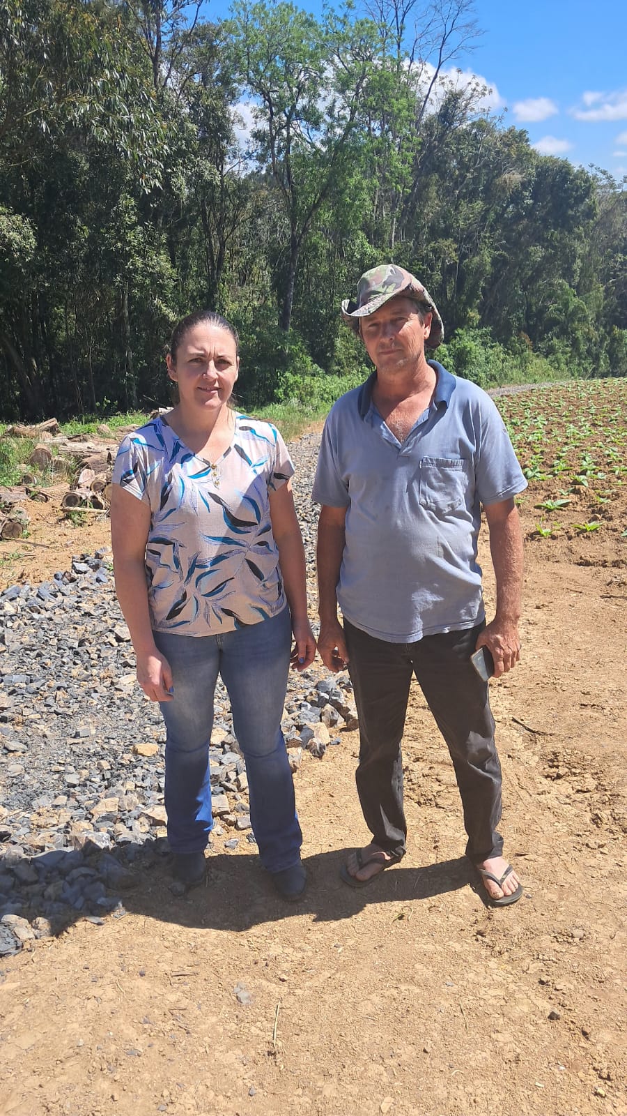 Vereadora apura denúncia e agricultor esclarece uso de pedras em propriedade rural