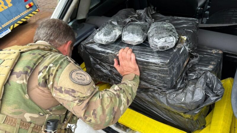 ‘Perdi, perdi’: homem se rende ao sair de carro guinchado e PRF descobre 200 kg de drogas em SC