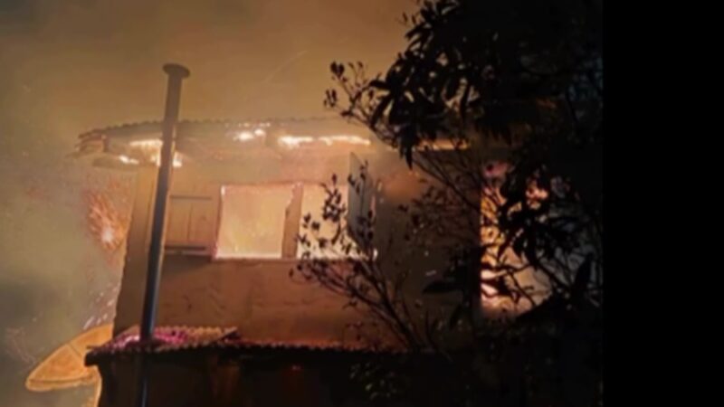 Homem que incendiou casa com filhos dentro tem prisão preventiva decretada e é levado ao Presídio de Jaraguá do Sul