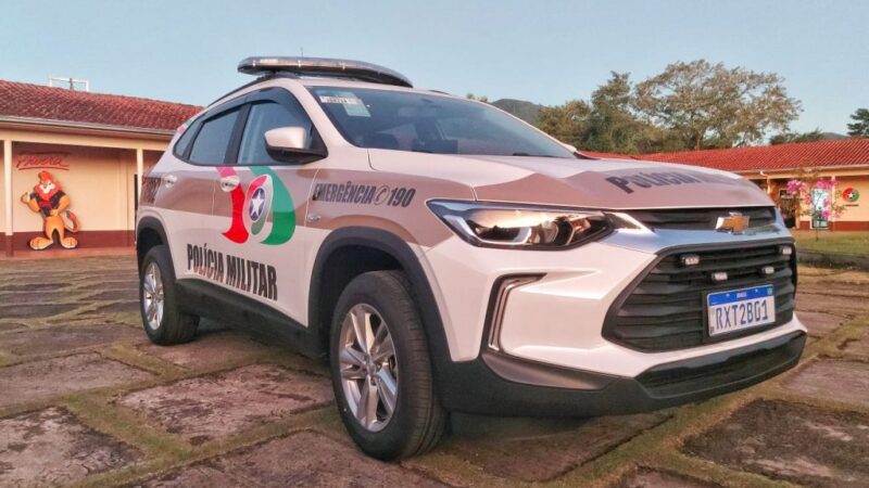 Homem embriagado ameaça companheira com faca após crise de ciúmes em Jaraguá do Sul