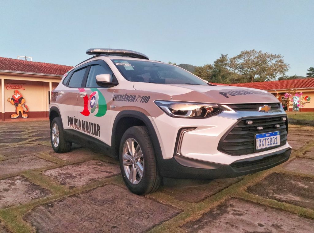 Homem embriagado ameaça companheira com faca após crise de ciúmes em Jaraguá do Sul