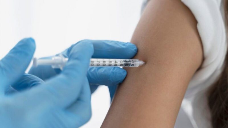 Vacina contra HPV reduz câncer de colo do útero em quase 60% entre jovens no Brasil
