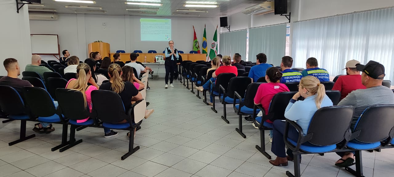Palestra da Vigilância Sanitária orienta sobre boas práticas de alimentos para a Schlachtfest