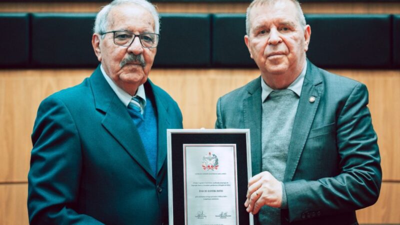 Delegado que solucionou mais de 1.300 homicídios em SC recebe homenagem na Alesc