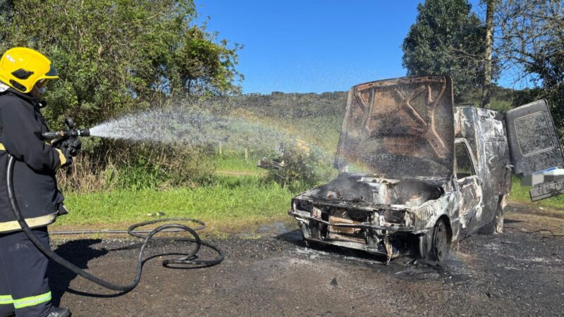 Incêndio destrói caminhonete em Campo Alegre na manhã desta terça-feira