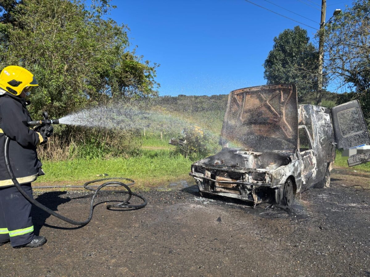 Incêndio destrói caminhonete em Campo Alegre na manhã desta terça-feira
