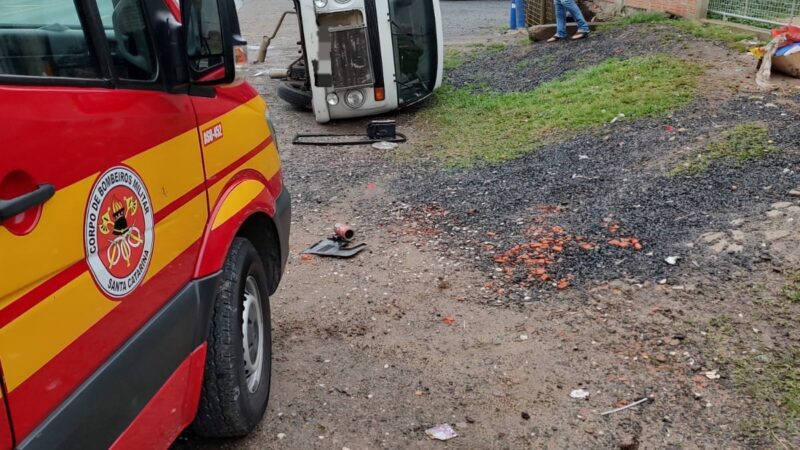 Colisão traseira entre Kombi e caminhão deixa homem ferido em Campo Alegre