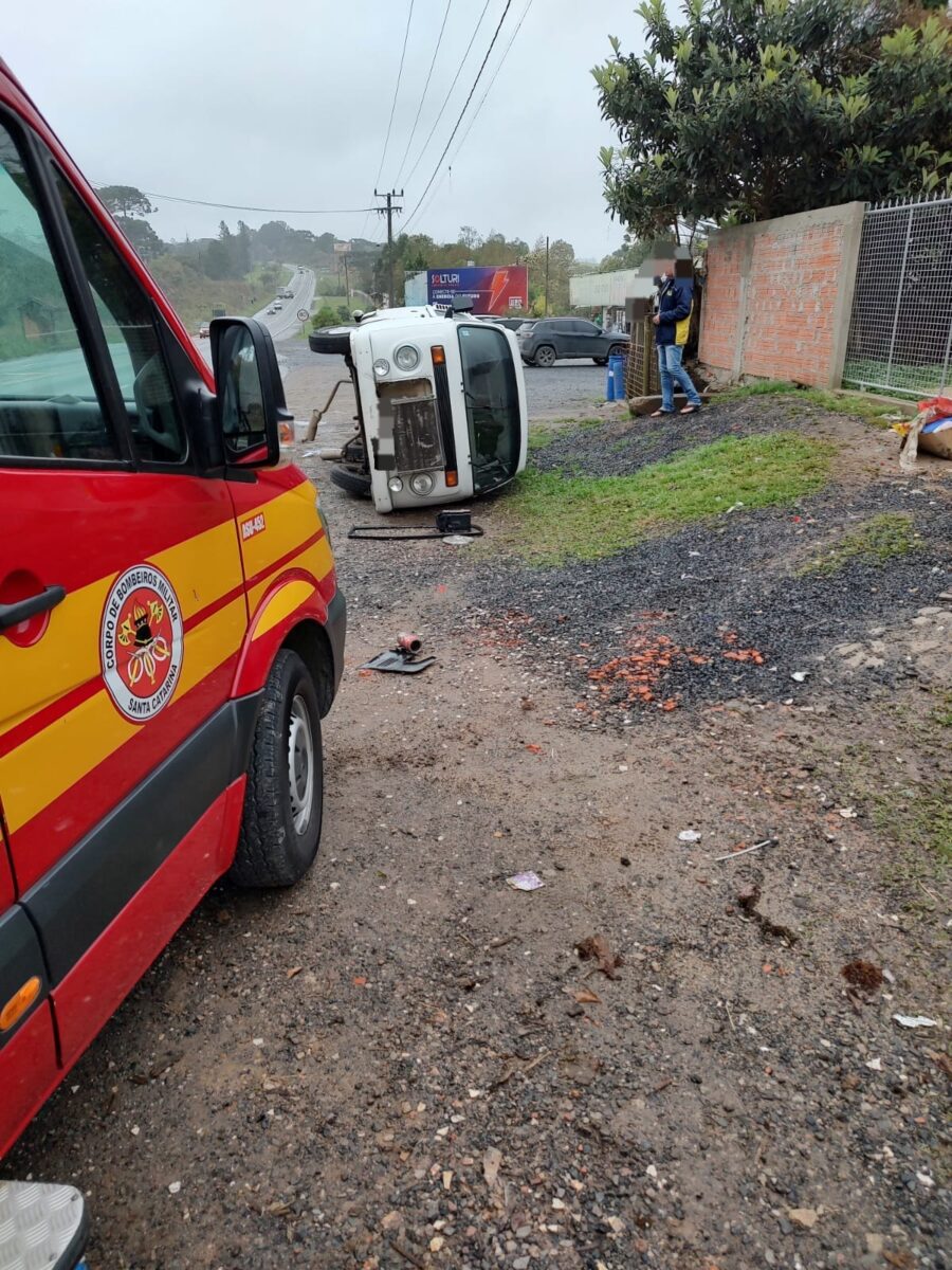 Colisão traseira entre Kombi e caminhão deixa homem ferido em Campo Alegre