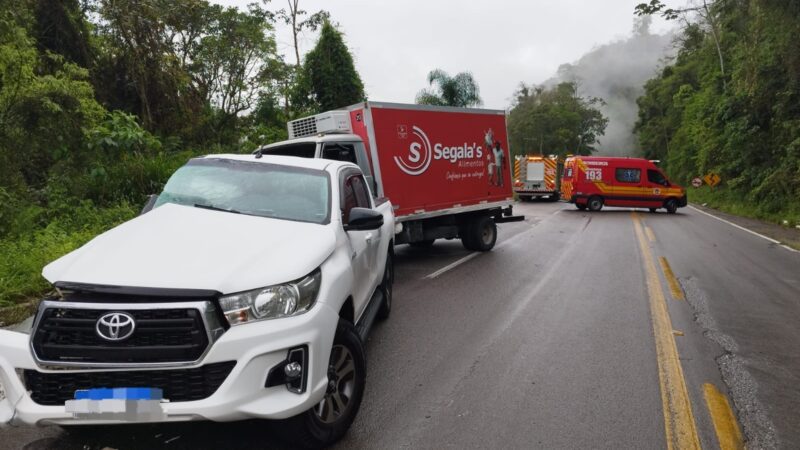 Acidente entre carro e caminhão é registrado na BR-280 em São Bento do Sul