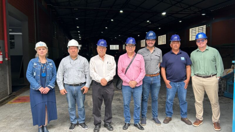 Empresários da Bolívia visitam Usina de Processamento de Resíduos do SAMAE em São Bento do Sul
