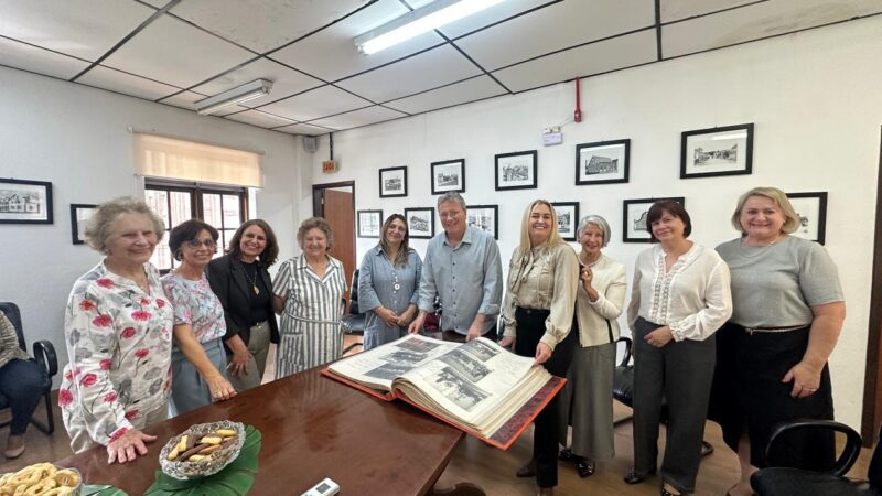 Família Schreiner doa álbum histórico do centenário de São Bento do Sul ao Arquivo Histórico
