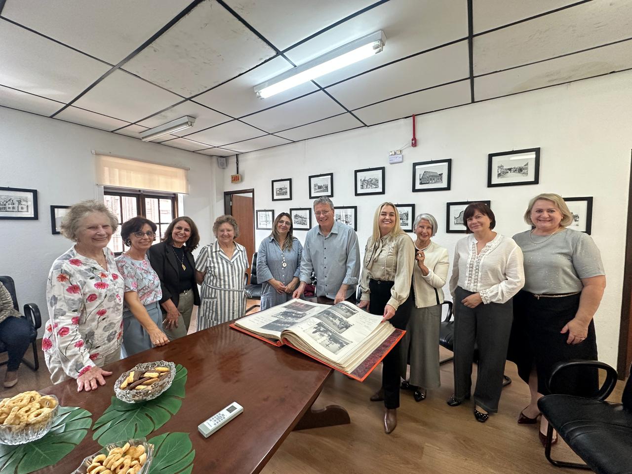 Família Schreiner doa álbum histórico do centenário de São Bento do Sul ao Arquivo Histórico