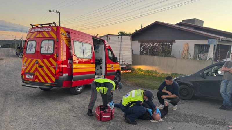 Acidente entre carro e motocicleta deixa um homem ferido em São Bento do Sul