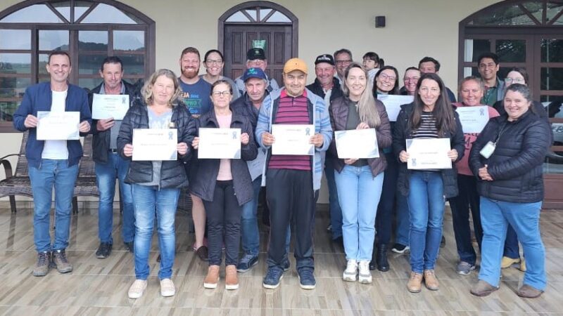 Epagri e Prefeitura de Santa Terezinha concluem curso “Escola do Leite” com foco no fortalecimento da produção rural