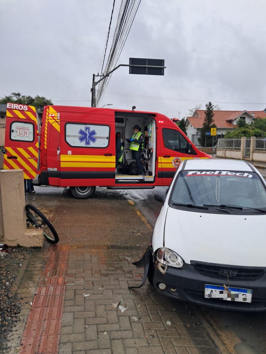 Adolescente fica ferido em acidente entre bicicleta e carro em São Bento do Sul