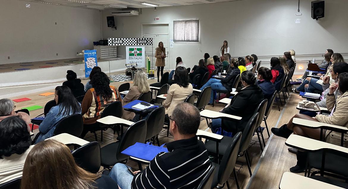 Professores participam de formação com foco na preparação para o SAEB 2025