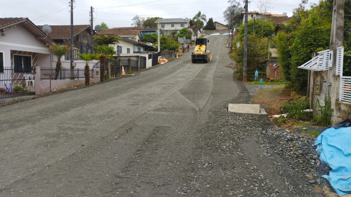 Prefeitura inicia pavimentação em concreto na Rua Walter Roenner, no bairro Serra Alta