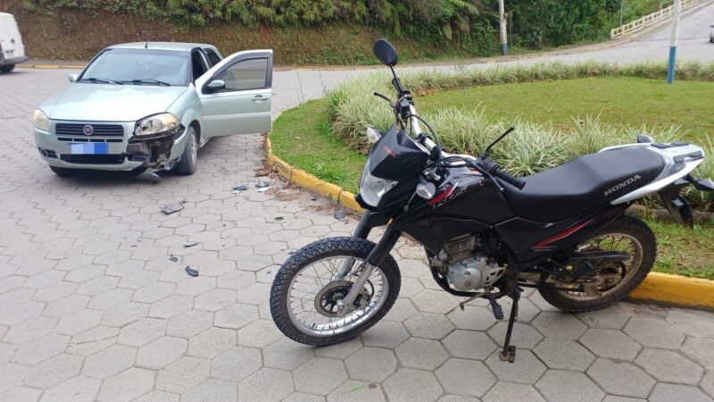 Motociclista fica ferido em colisão com carro em Salete